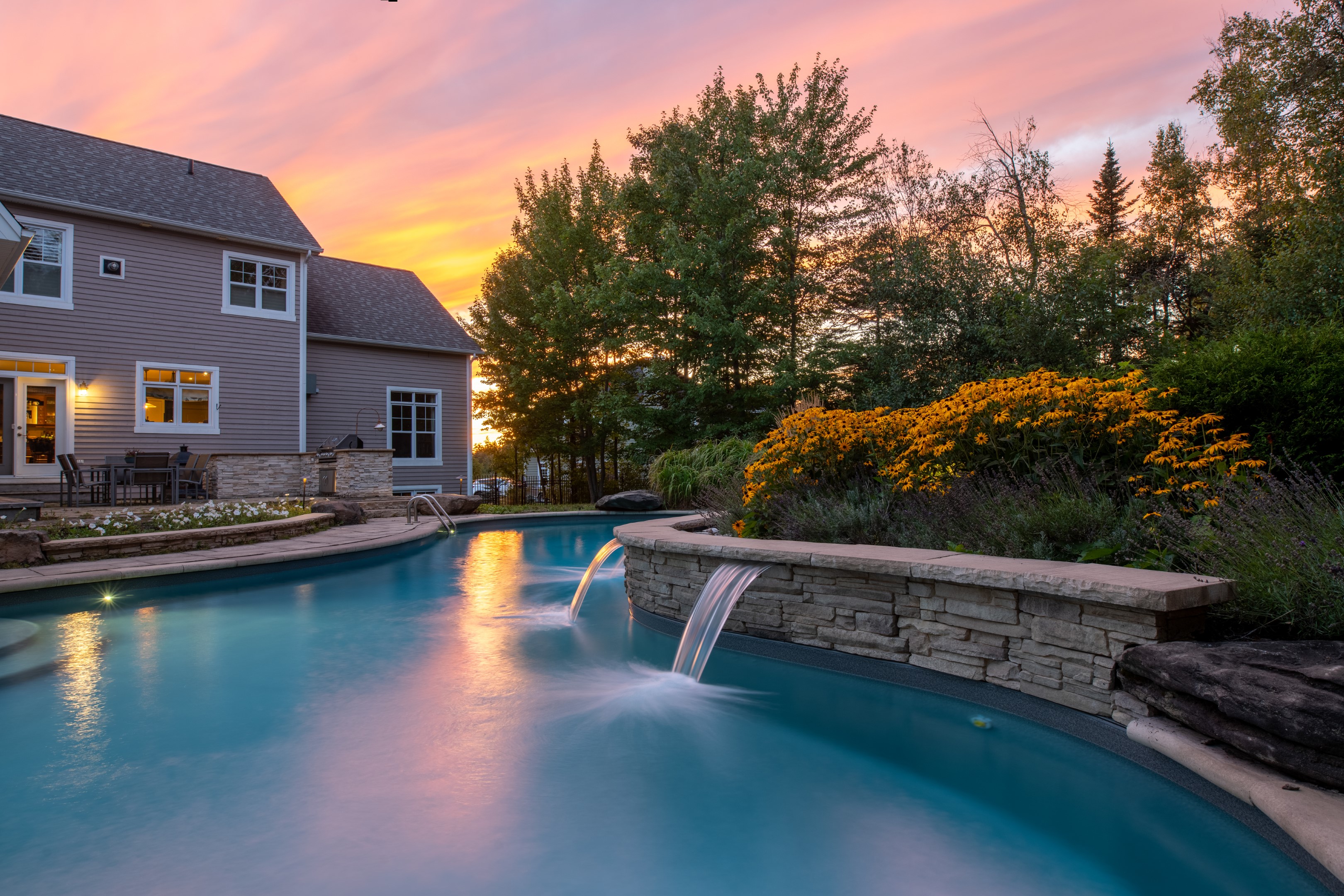 Curvilinear swimming pool installation